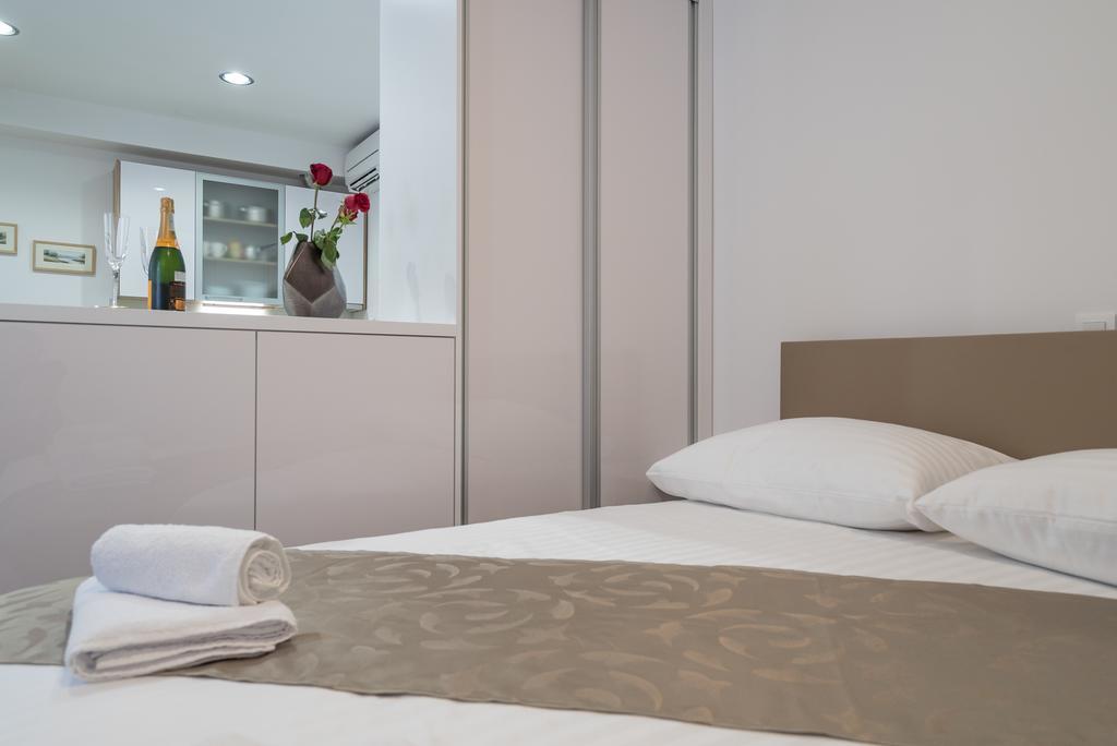Drop In Split Luxury Suites Exterior photo