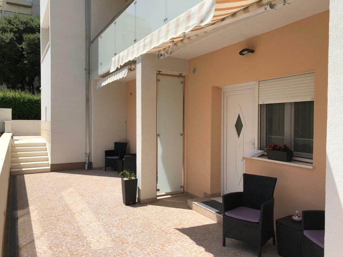 Drop In Split Luxury Suites Exterior photo